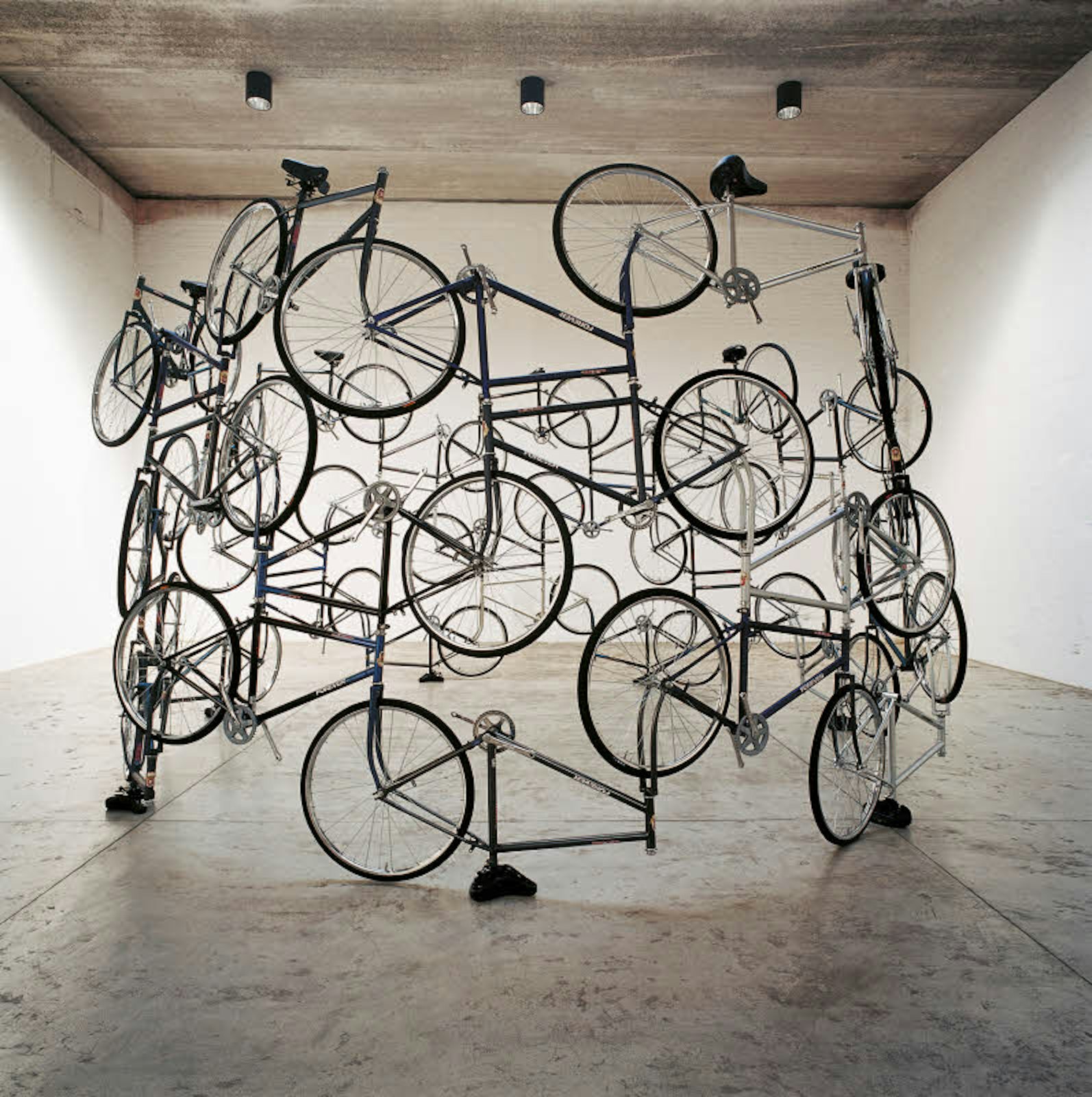 Im Museum Ludwig sind die 42 Fahrräder von Ai Weiwei zu sehen.