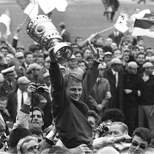 Karl-Heinz Thielen mit dem DFB-Pokal 1968