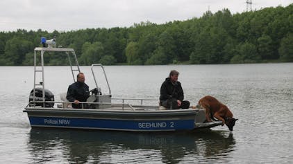 Speziell ausgebildete Polizeihunde suchten vom Motorboot aus die Wasseroberfläche ab.