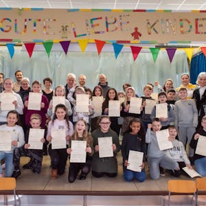 Die Schüler der Ricarda-Huch-Grundschule wurden für ihr Engagement mit einem Zertifikat belohnt.