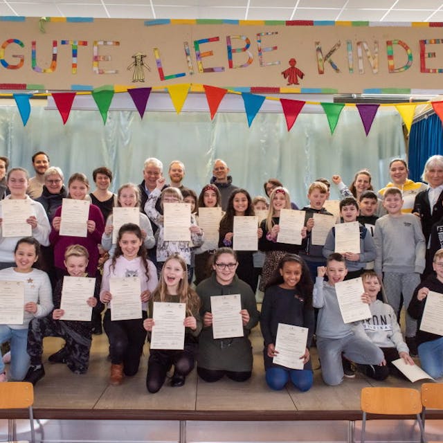 Die Schüler der Ricarda-Huch-Grundschule wurden für ihr Engagement mit einem Zertifikat belohnt.