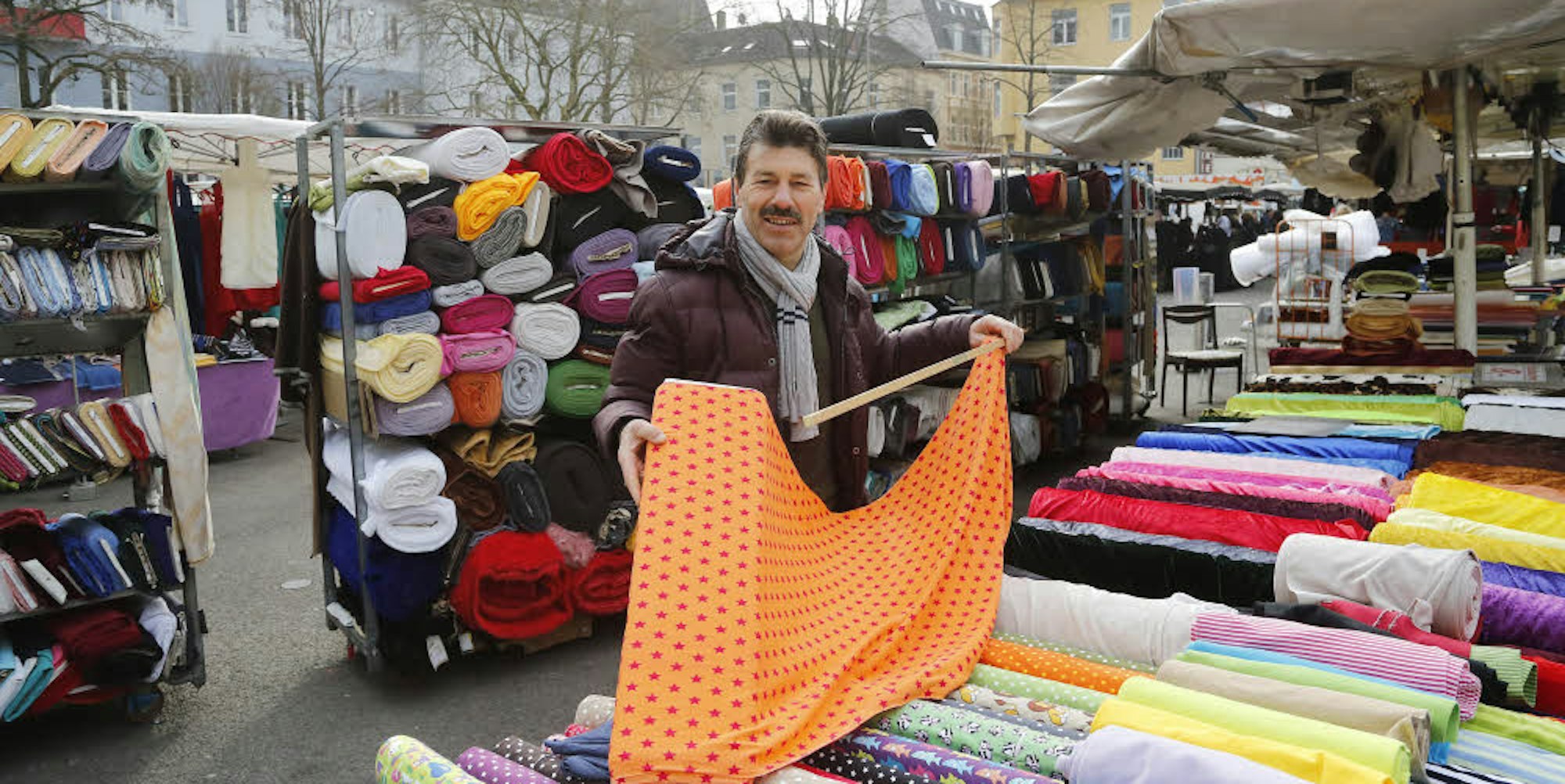 Mustafa Özcan verkauft Tücher auf dem Nippeser Wochenmarkt.