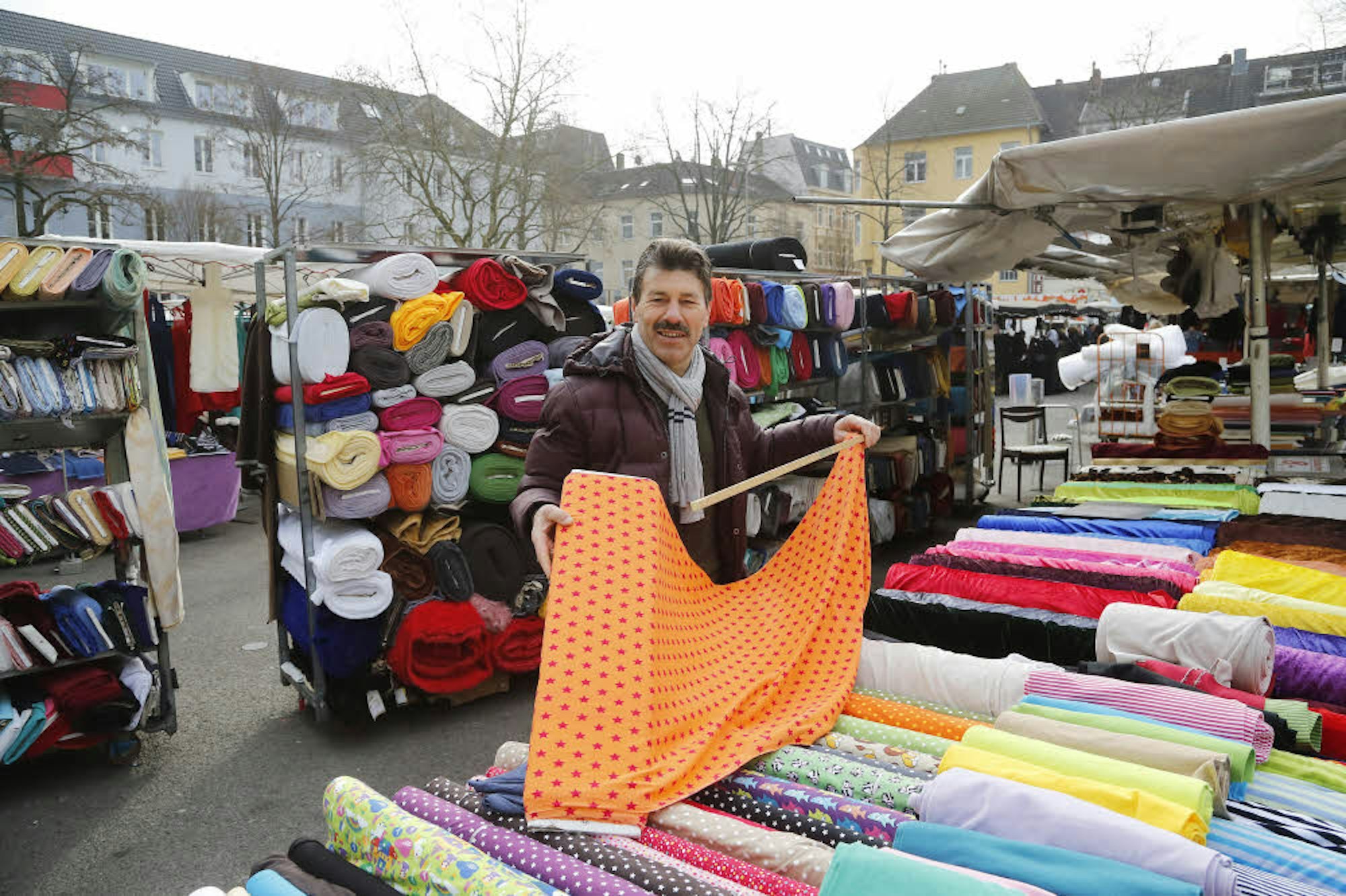 Mustafa Özcan verkauft Tücher auf dem Nippeser Wochenmarkt.