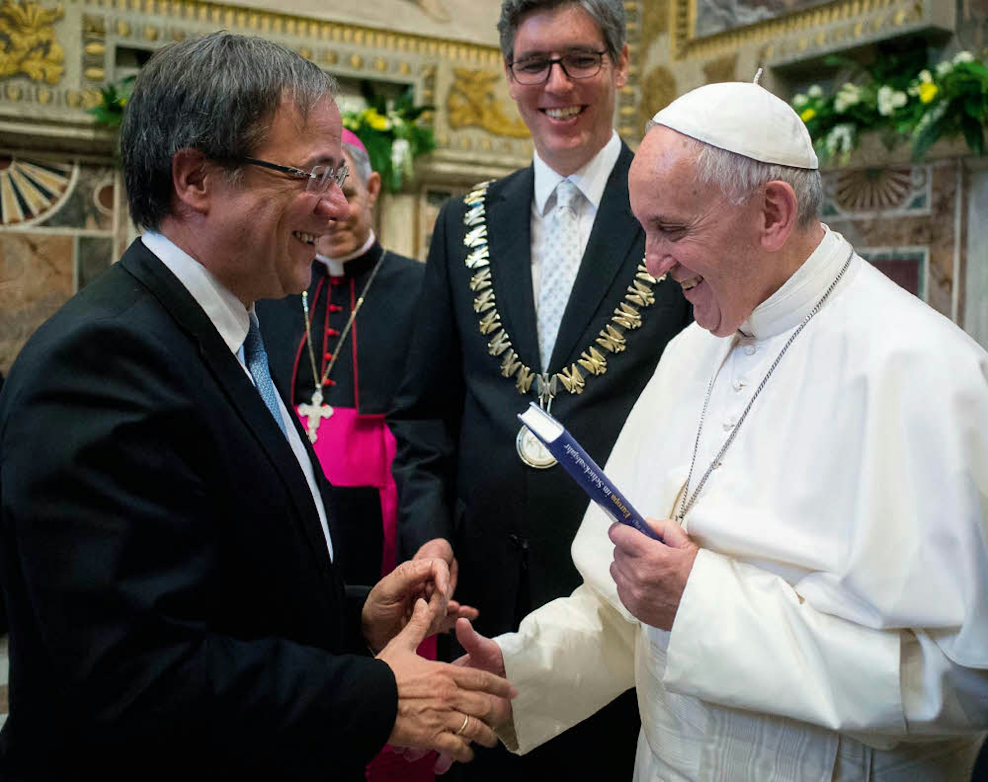 Das Foto steht in seinem Büro: Armin Laschet trifft Papst Franziskus
