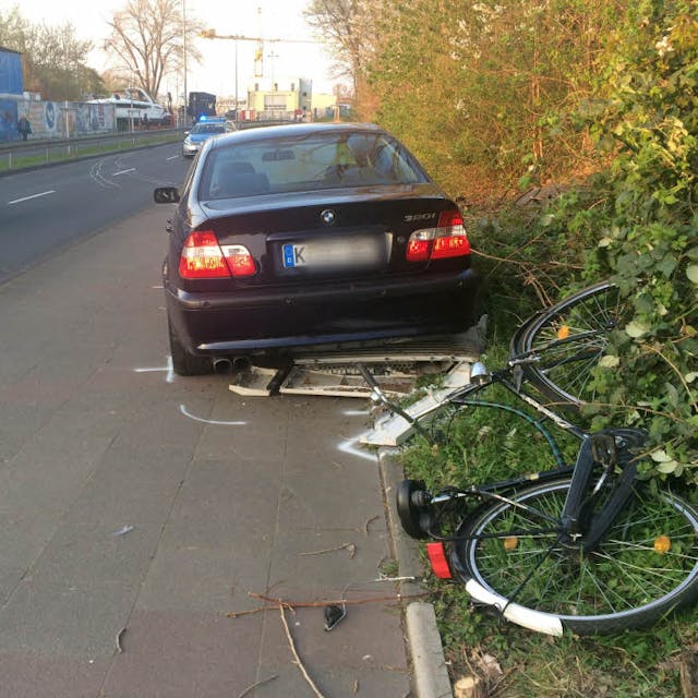 Die Radfahrerin hatte keine Chance, dem BMW auszuweichen.