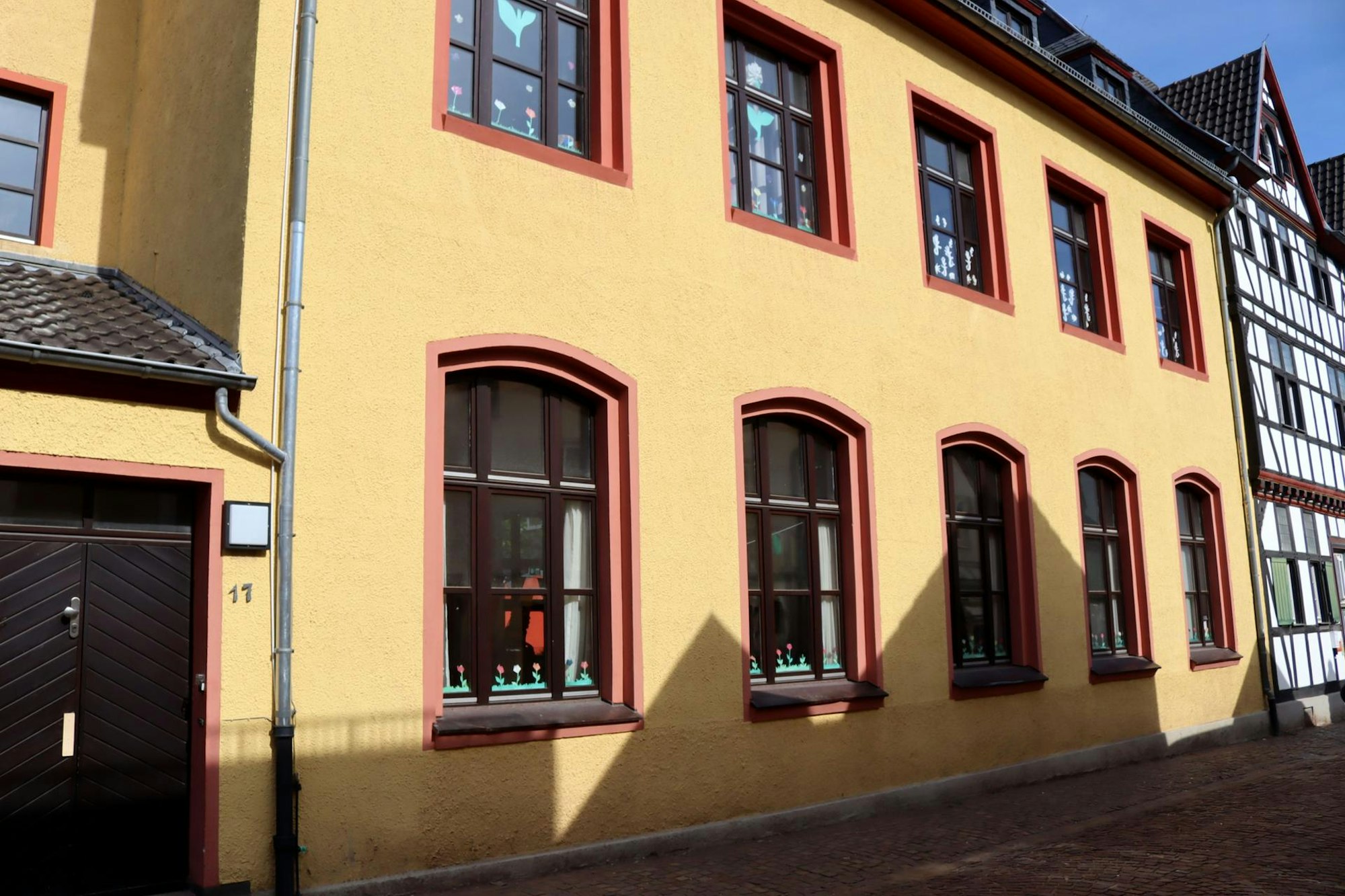 Provisorium: Im Josefshaus ist die „Magische 12“ untergebracht. Dies zeigen auch die bunten Fenster.