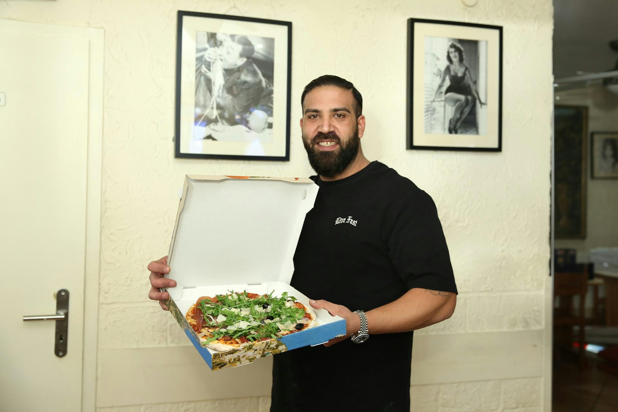 Daniel Ligas zeigt Pizza aus seinem Restaurant Santa Maria.