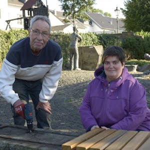 Das alte Holz war morsch geworden. Friedhelm Zapp und Monique Rohr vom Verein „Wir für Lindlar“ legen Hand an.