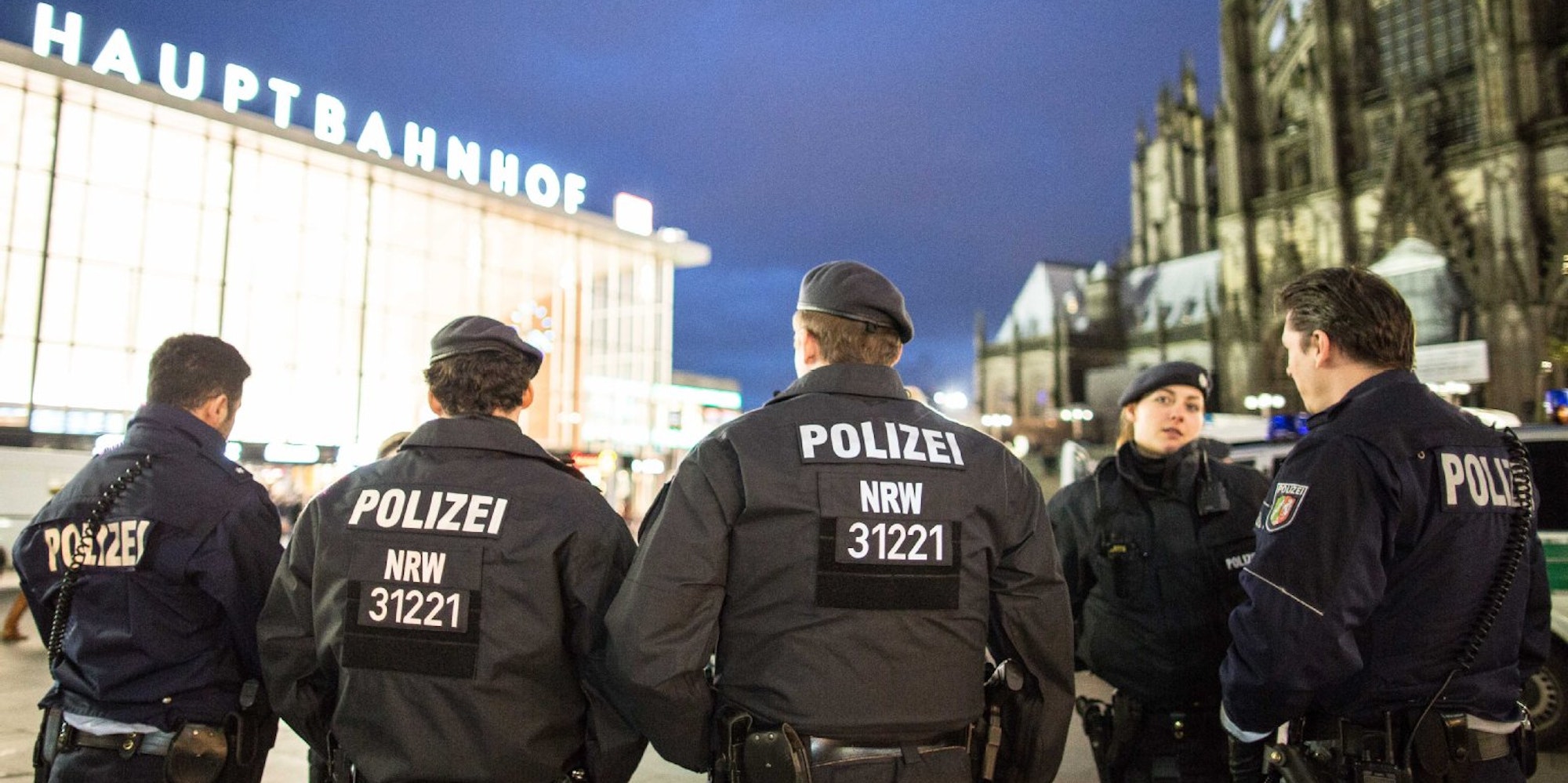 Polizisten am Kölner Hauptbahnhof