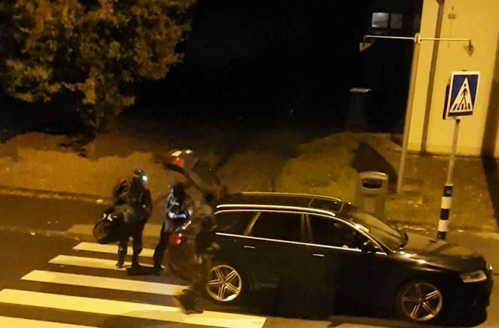 Dieses Privatfoto zeigt die Täter aus Esch vor ihrer Abfahrt im Audi-Kombi, ihre Beute soll fünfstellig sein.
