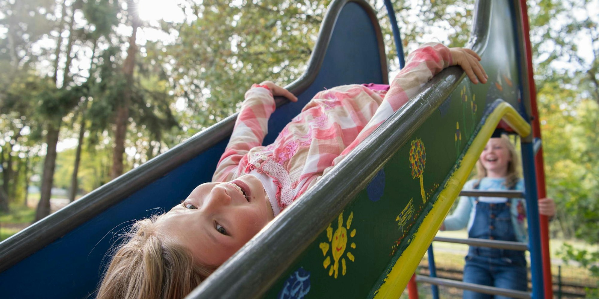 Auf Spielplätzen können Kinder Kinder sein: Es kann gerutscht, geklettert, geschaukelt und die Welt entdeckt werden.