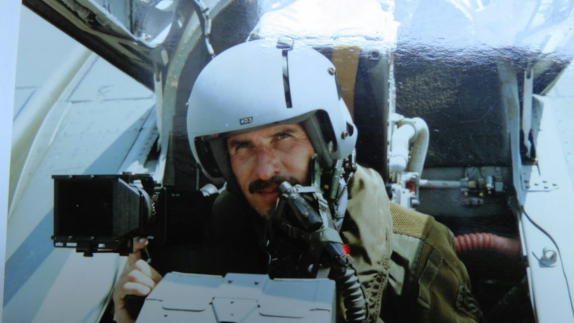 Trauboth im Cockpit eines Bundeswehr-Jets.