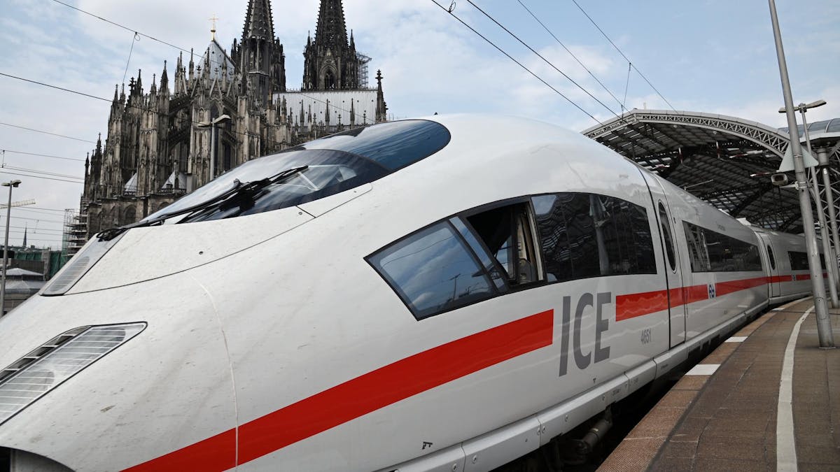 Ein ICE am 12.07.2019 im Kölner Hauptbahnhof vorm Dom