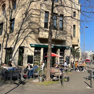 Die Terrasse des Restaurants „Frau Maher“ in der Nachmittagssonne