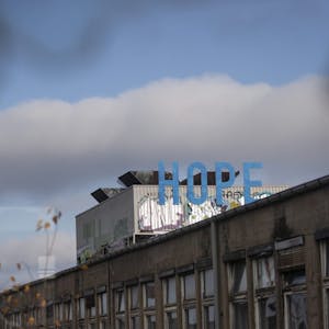 Hoffnung: „Hope“ steht auf einer Installation auf dem Dach der Ex-Hauptverwaltung von Klöckner-Humboldt-Deutz.