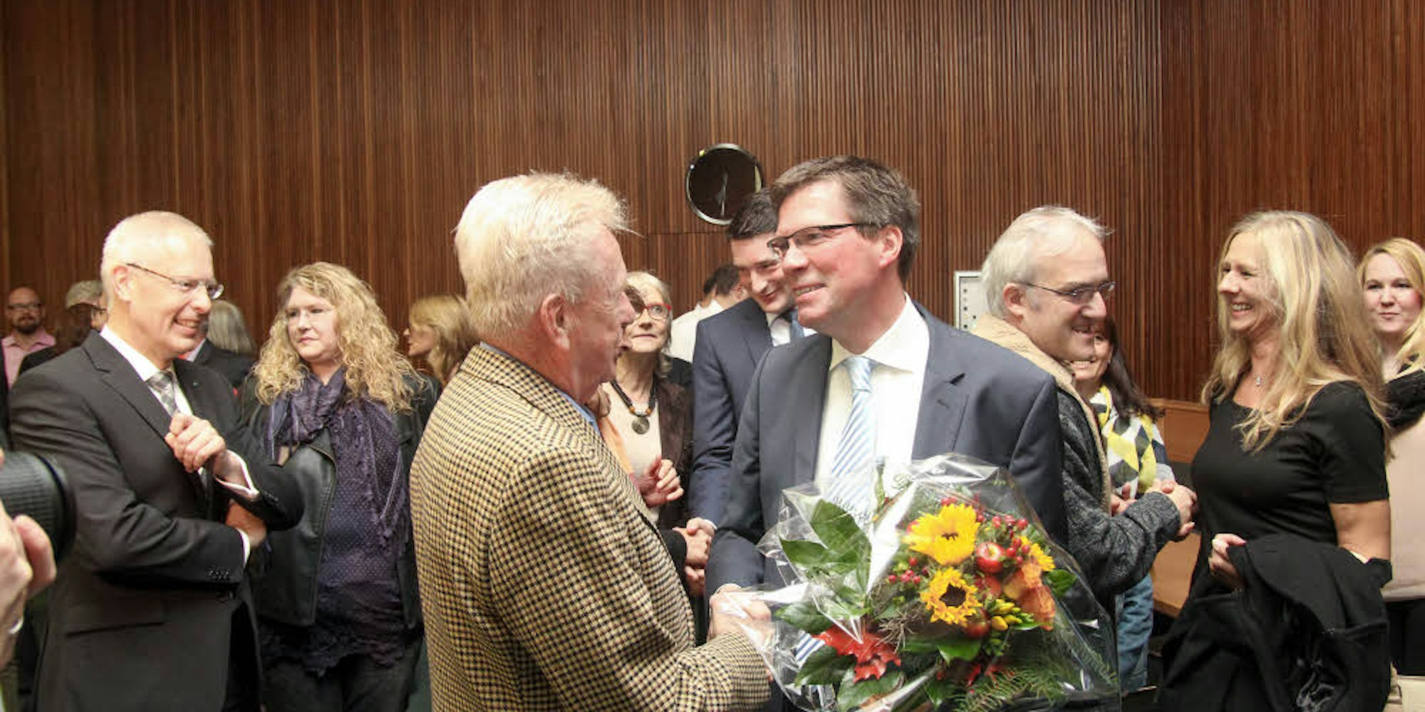 Gratulant für Stephan Santelmann war auch der frühere Stadtdirektor Otto Fell – links freut sich Dr. Hermann-Josef Tebroke.