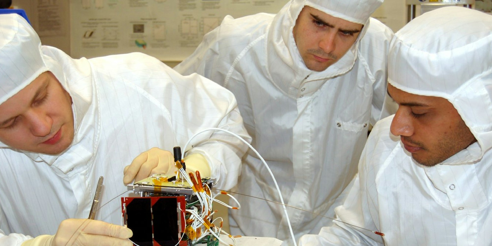 Beim Space Master an der Uni Würzburg steht etwa Robotik und Raumschiff-Bau auf dem Stundenplan. Hier konstruieren Studenten im Reinraum den Mini-Satelliten UWE-2.