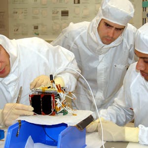 Beim Space Master an der Uni Würzburg steht etwa Robotik und Raumschiff-Bau auf dem Stundenplan. Hier konstruieren Studenten im Reinraum den Mini-Satelliten UWE-2.