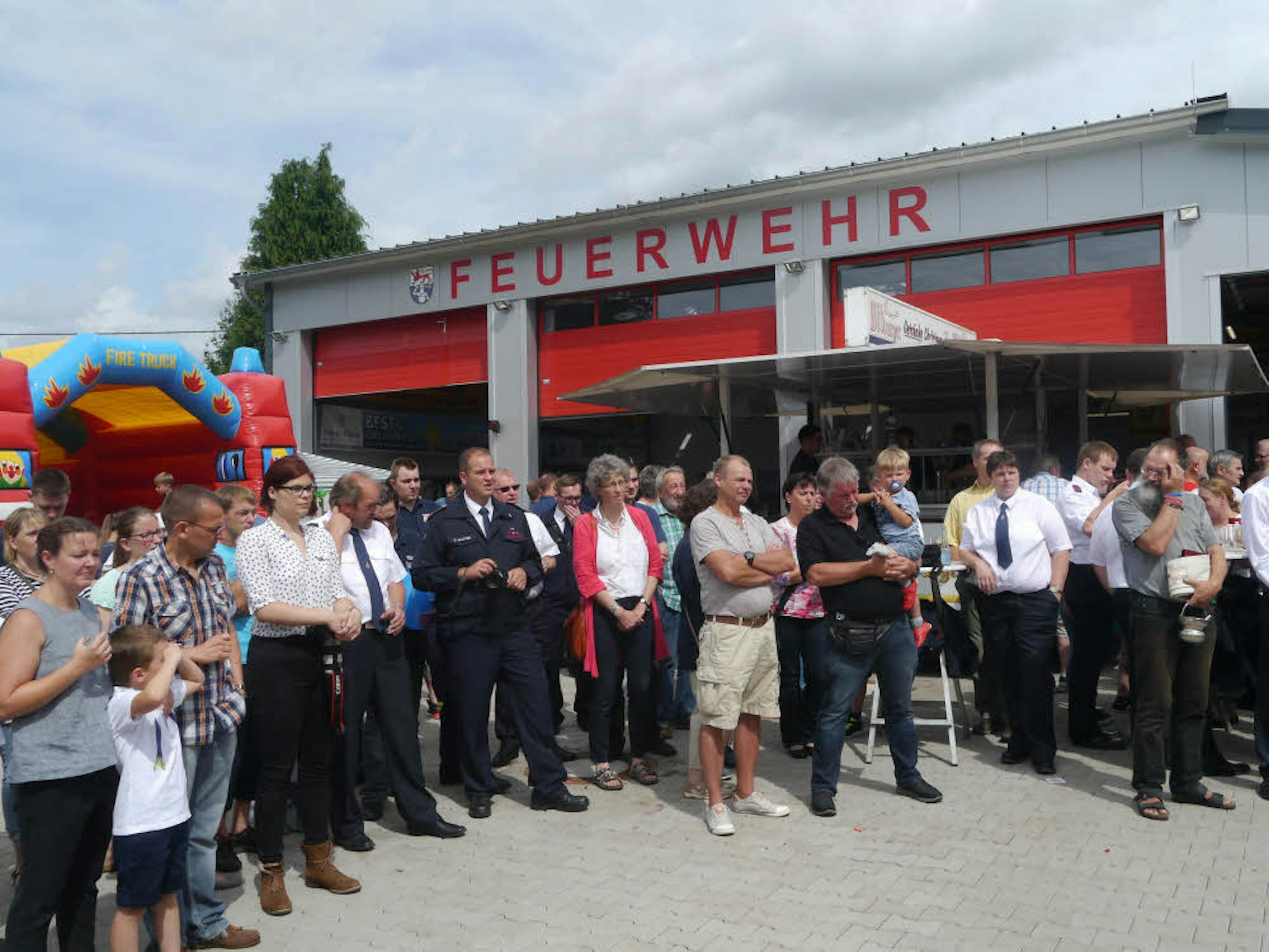 Feuerwehrleute, Angehörige und viele Gäste sahen sich beim Tag der offenen Tür im August in Rosbach die neue Halle und den Wagen an.