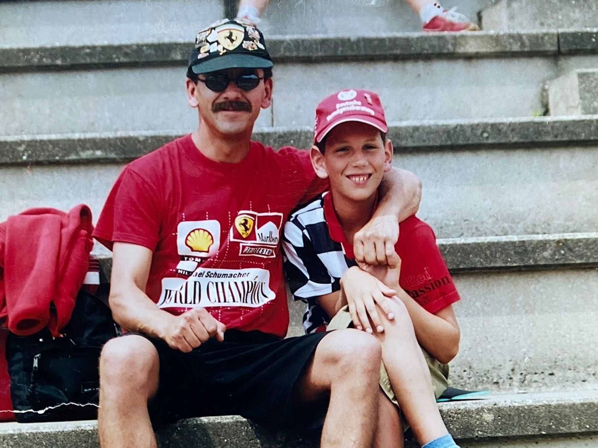 2001 erlebte Tobias Schröter, hier mit seinem Vater, ein Formel 1-Wochenende am Hockenheimring.