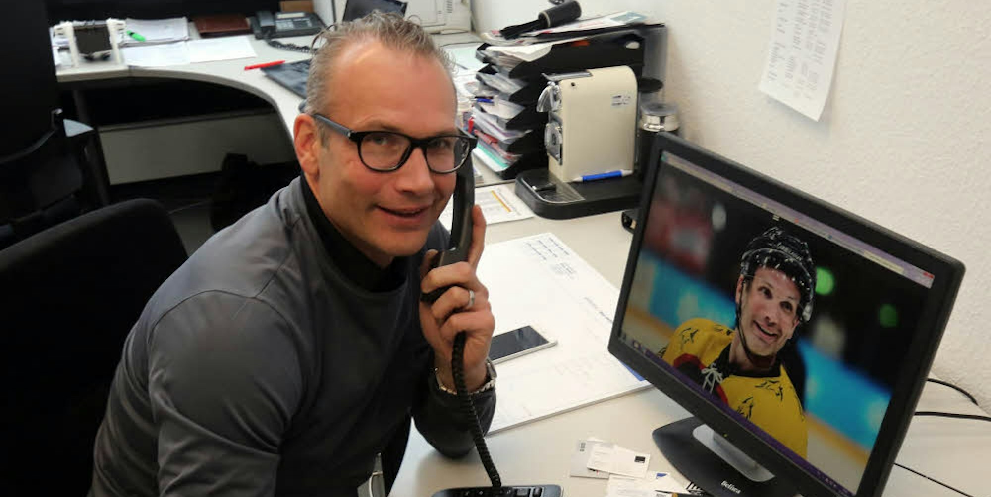 Mirko Lüdemann an seinem Schreibtisch in der Haie-Geschäftstelle