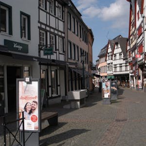 So ausgestorben wie zu diesem Zeitpunkt ist die Bad Münstereifeler Einkaufsmeile nicht immer. Doch auch das City-Outlet ist vom durch die Corona-Krise verursachten Kundenrückgang betroffen.