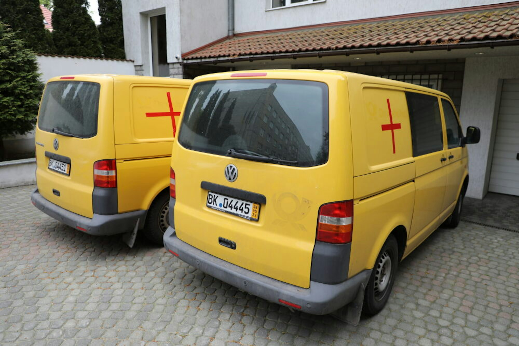 Mit rotem Kreuz markiert: Frühere deutsche Postautos hat der hinter der Front operierende Mediziner Myron zu Krankenwagen umgebaut.