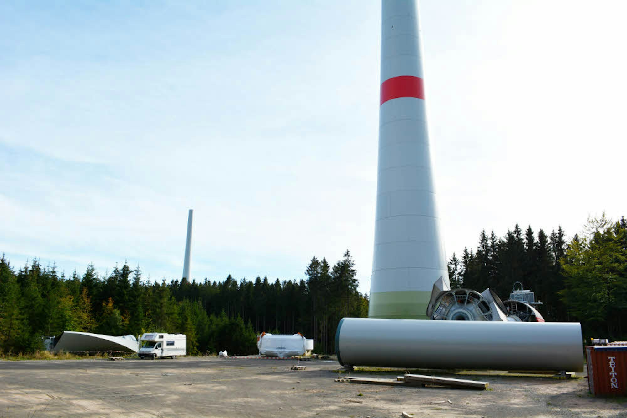 Seit einem Jahr tut sich nichts mehr im Windpark Dahlem IV. Zum Teil sind Anlagenteile der Witterung ungeschützt preisgegeben. Ein Sicherheitsunternehmen kontrolliert das Gelände mit Kameras.
