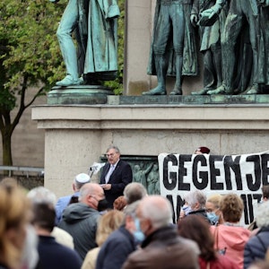 Abraham Lehrer sprach auf der Kundgebung über den Judenhass in Deutschland.