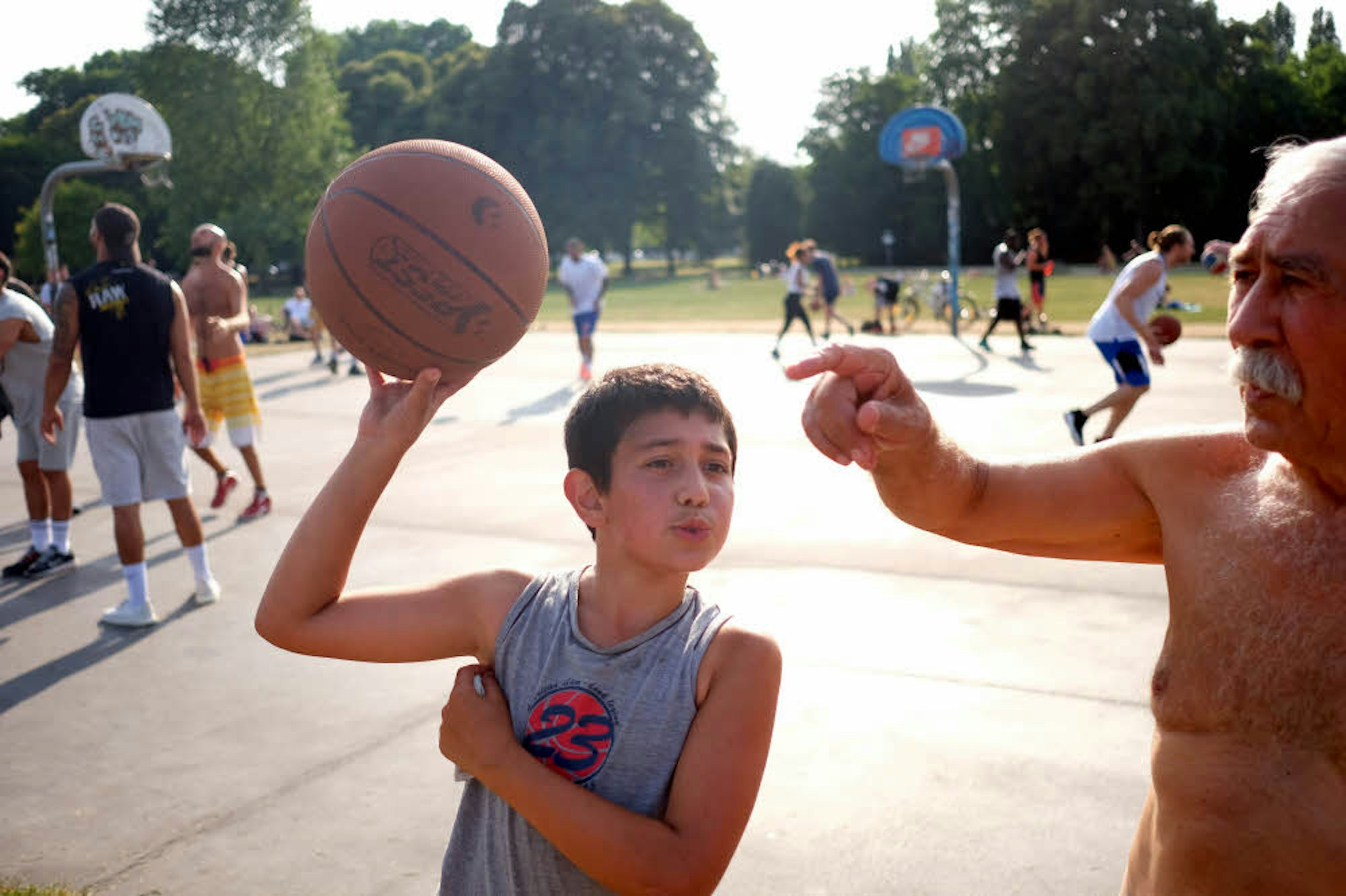 Elturan (10) kommt mit seinem Vater, dem iranischen Dichter Behruz, im Sommer jeden Nachmittag zum Basketballplatz.