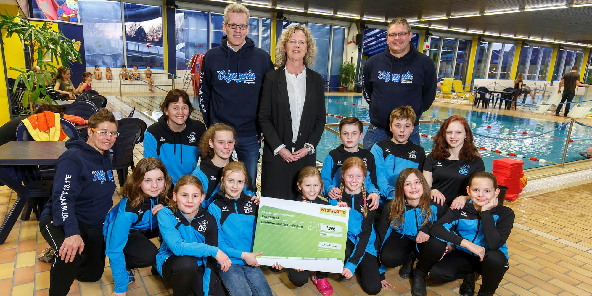 Christiane Jansen, Geschäftsführerin von WestLotto, überreicht den Spendenscheck an den Schwimmverein Olympia Borghorst.