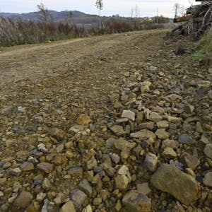 Inzwischen ist der Dreck gewalzt, doch die Stadt Gummersbach sagt, dass das Material für den Wegebau nicht geeignet ist.