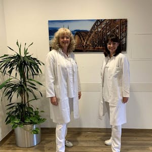 Chefärztin Dr. Claudia Schumacher (l.) und Oberärztin Dr. Patricia Simoes leiten das Brustzentrum.