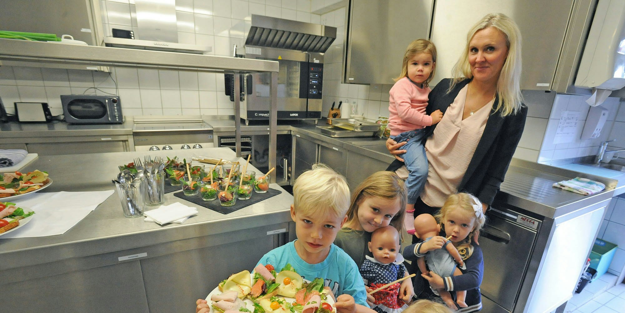 Die neue Küche haben die Kinder der Buddelkiste und Einrichtungsleiterin Jessica Putzier mit vielen Gästen eröffnet.