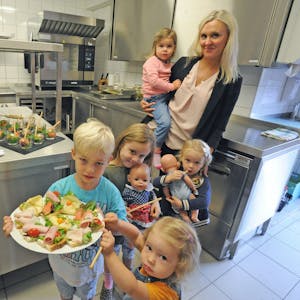 Die neue Küche haben die Kinder der Buddelkiste und Einrichtungsleiterin Jessica Putzier mit vielen Gästen eröffnet.
