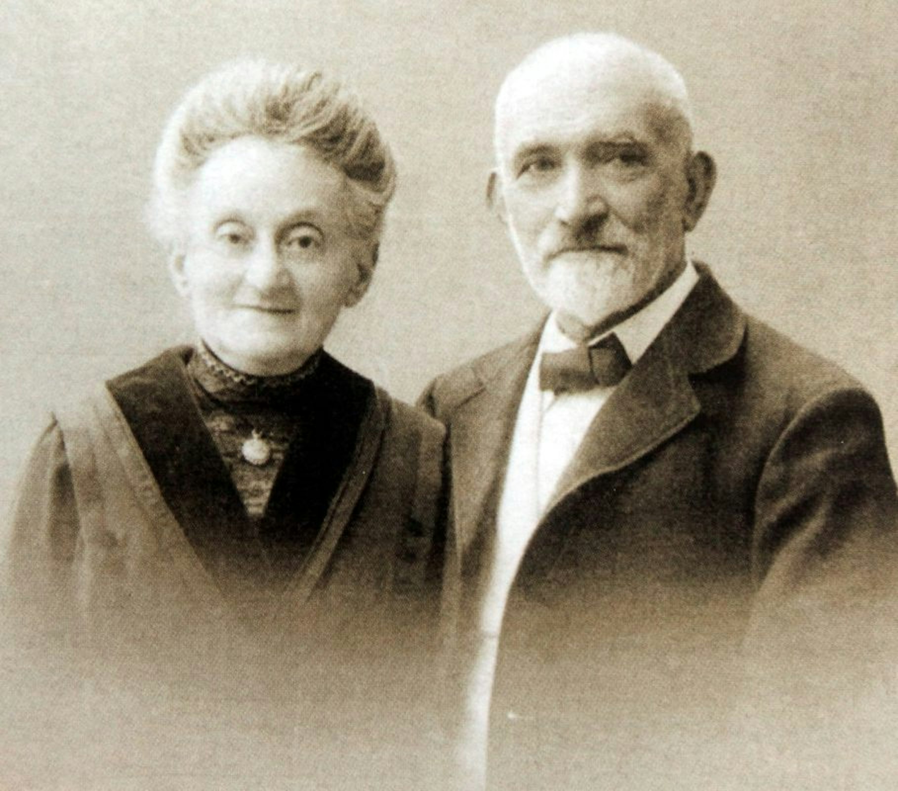 Um 1910 entstand die Aufnahme von Sabina und Marcus Menkel, die in Eitorf lebten und der Geistinger Synagogengemeinde angehörten. Ihre Gräber befinden sich auf dem jüdischen Friedhof in Geistingen.