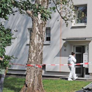 Spurensicherung am Wohnhaus des 22-jährigen Mordopfers an der Virchowstraße in Schlebusch im Juli 2020.