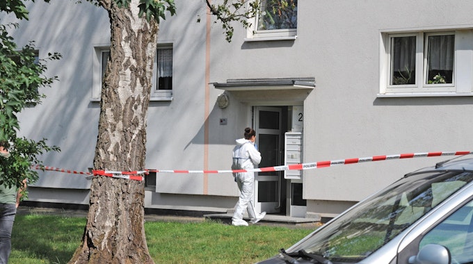 Spurensicherung am Wohnhaus des 22-jährigen Mordopfers an der Virchowstraße in Schlebusch im Juli 2020.