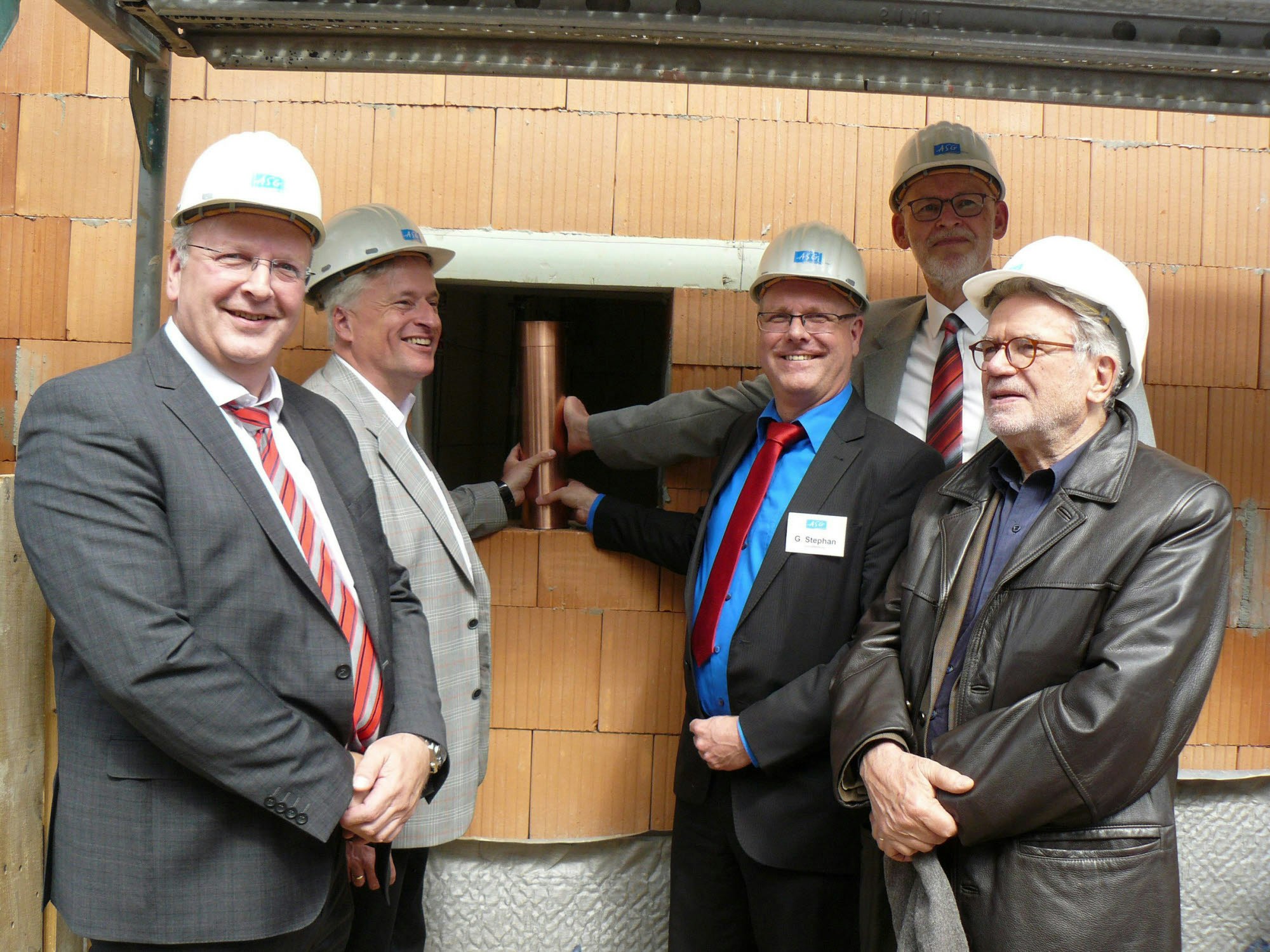 Uwe Ufer (l.), Markus Zimmermann, Guido Stephan, Wilfried Seeger und Ulrich Coersmeier bei der symbolischen Grundsteinlegung, die Kapsel wurde später eingemauert. 