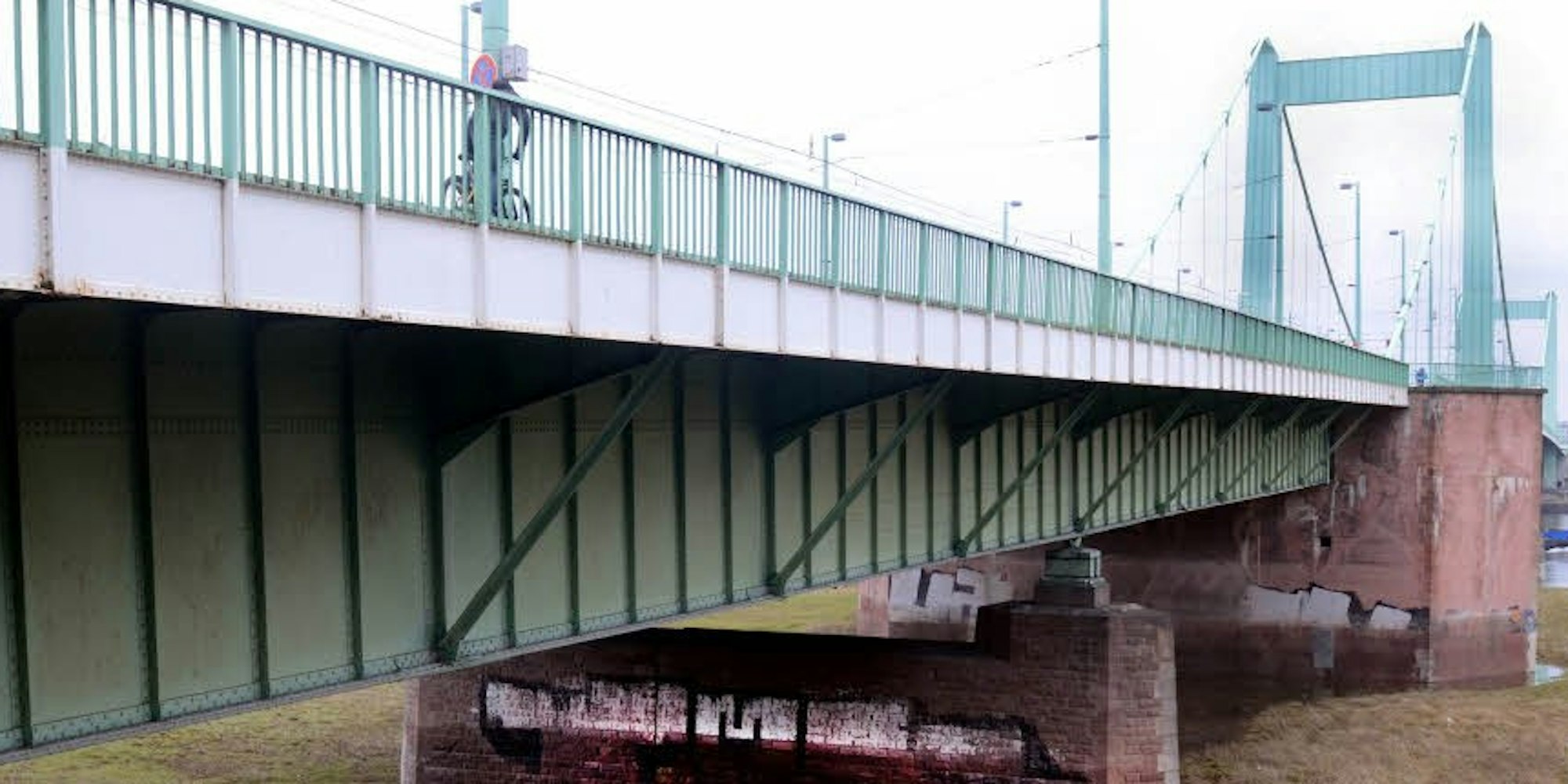 An der Mülheimer Brücke wurde eine Bombe gefunden. (Bild: dpa)