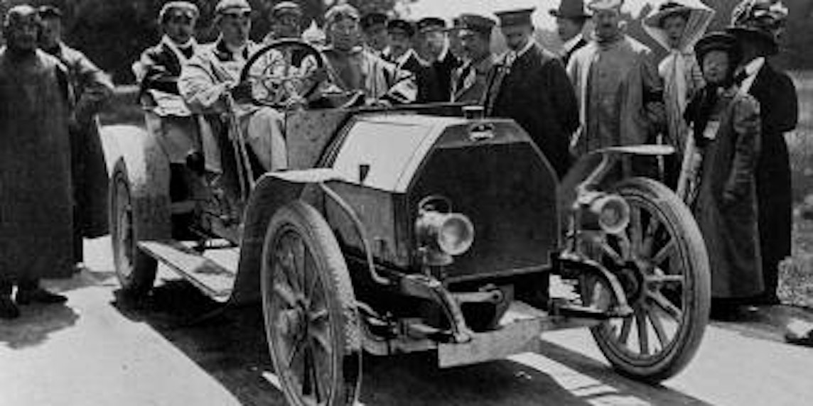 Ettore Bugatti am Steuer eines Deutz-Pkw. Der Italiener tüftelte in Mülheim an eigenen Autos. (Bilder: Archiv)