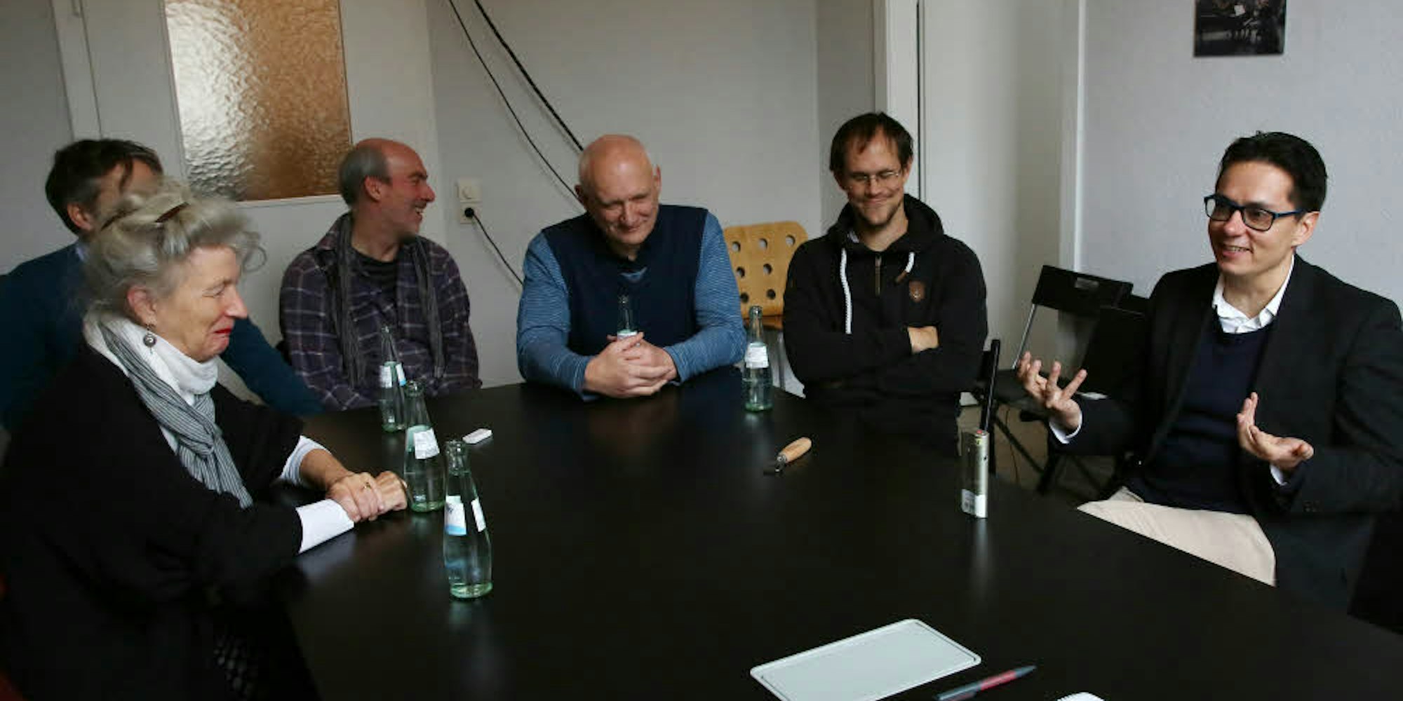 Der IFM-Sprecherrat (hier Maria Spering, Tobias Kassung (verdeckt), Jan Krauthäuser, Georg Dietzler, Benedikt Müller und Daniel Mennicken (v.l.n.r.) ) im Gespräch mit dem „Kölner Stadt-Anzeiger“