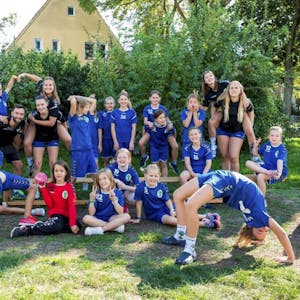 Vorm Aus durch die Corona-Bestimmungen setzen die Handballmädchen aus Königsdorf ihr Projekt mit viel Begeisterung um.