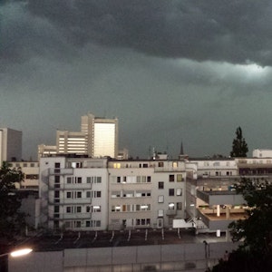 Düstere Wolken über Bonn, geschossen von EXPRESS-Leserin Kerstin Schüßler.