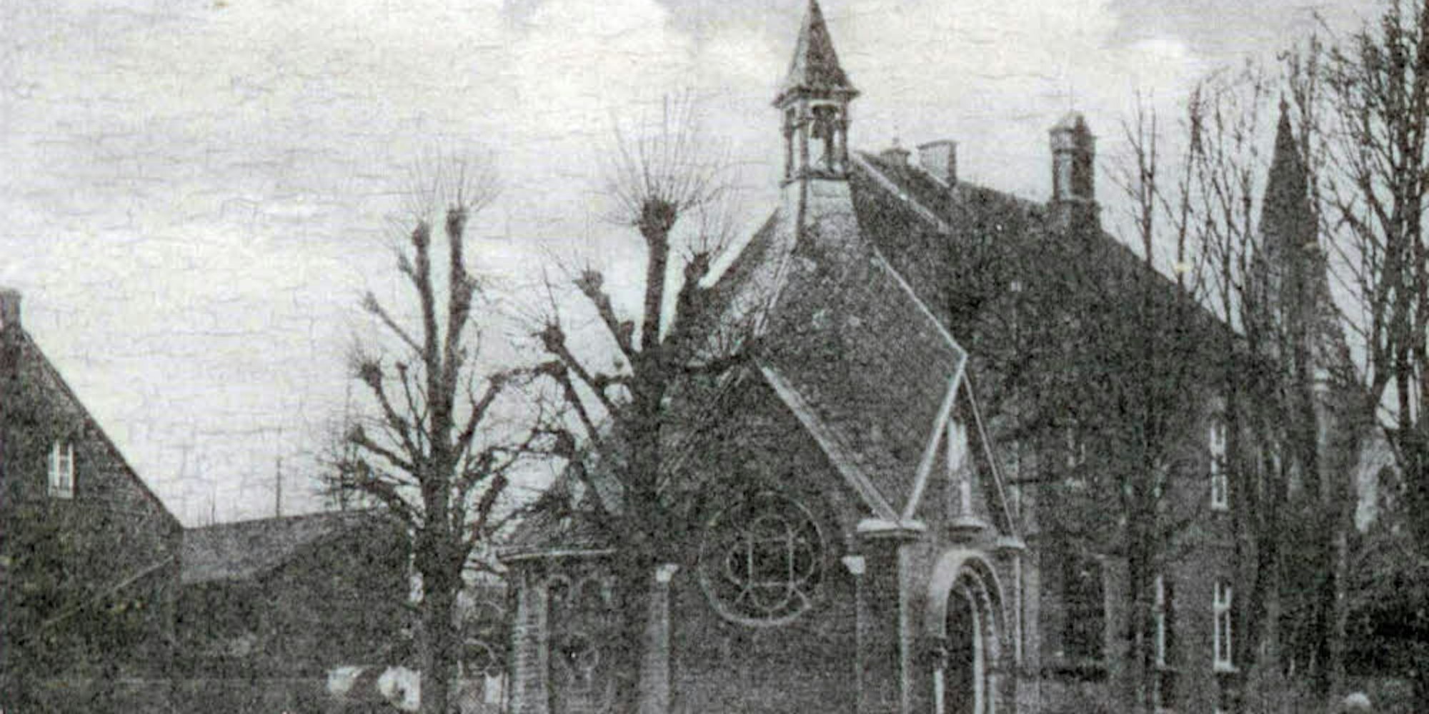 Bis 1966 stand an der heutigen Theodor-Heuss-Straße die Willibrordus-Kapelle. Das Foto stammt aus dem Jahr 1935.