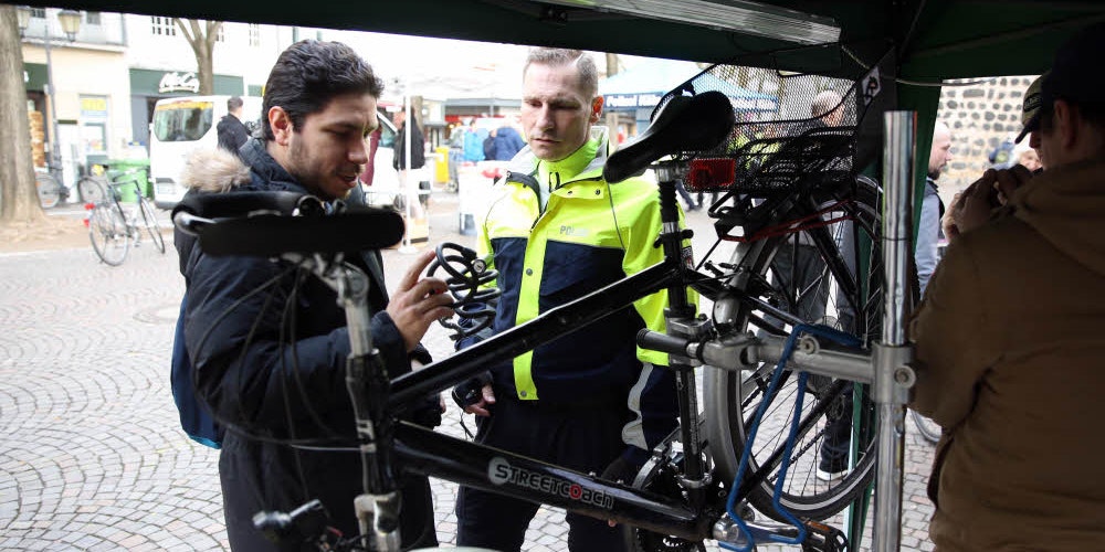 Lichter, Bremsen und andere Kleinigkeiten konnten Radfahrer auf dem Rudolfplatz kostenlos checken und reparieren lassen.