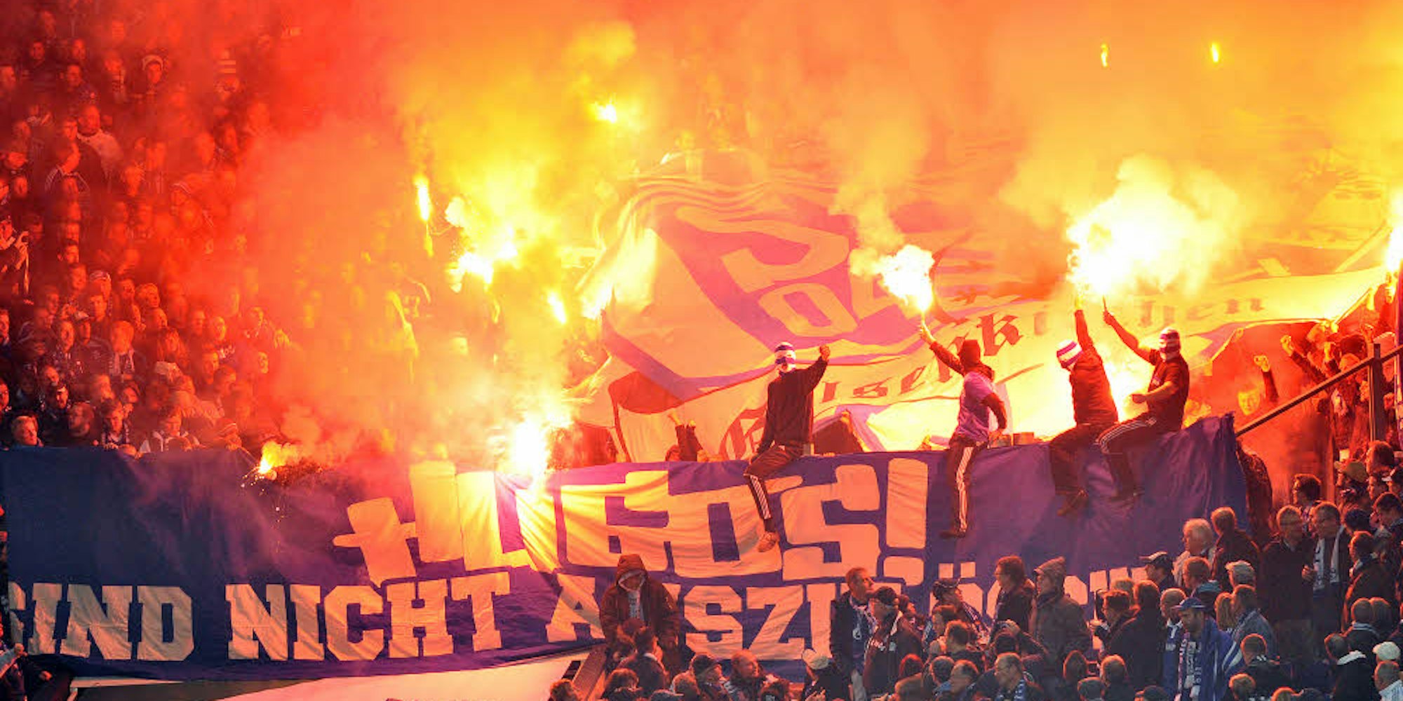 Die Schalke-Fankurve , in der auch Mitglieder der Hoologan-Gruppierung „Hugos“ stehen
