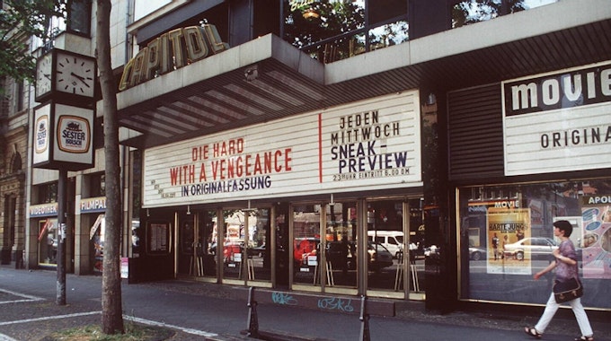 Im Jahr 1995 war das "Capitol" am Ring noch ein echtes Kino, hier wurde zum Beispiel "Stirb Langsam 3" noch gezeigt. Im gleichen Jahr allerdings machte das Kino dicht, in den Folgejahren produzierte Harald Schmidt hier seine Late Night Show für Sat 1 – aber die gibt's ja auch nicht mehr.