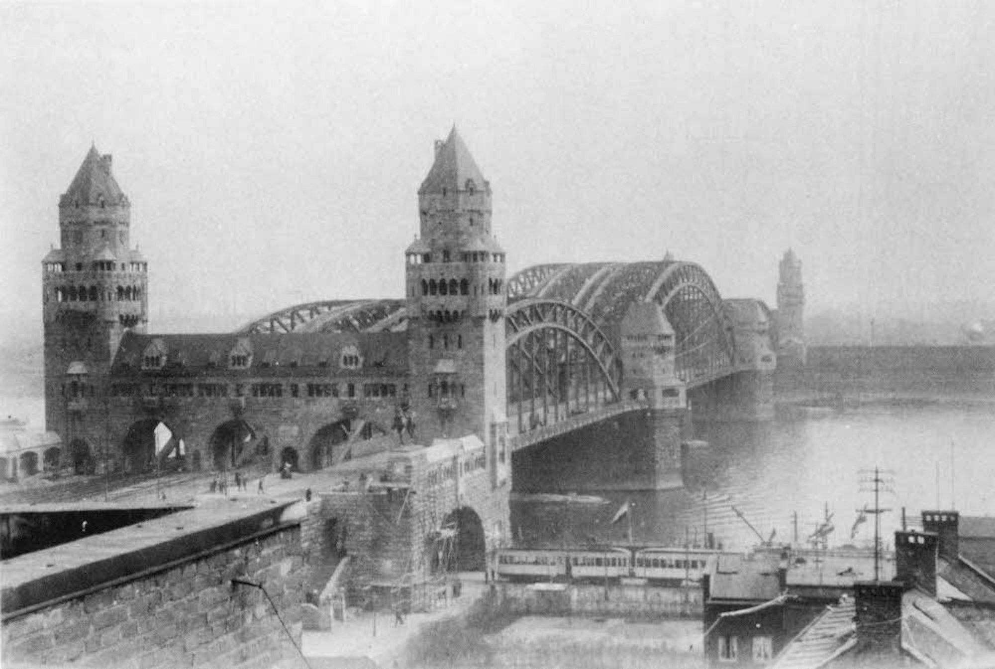 Die Hohenzollernbrücke weihte der Kaiser am 22.Mai 1911 selbst mit ein. In den 20er Jahren war das Bauwerk an den Zugänge noch überbaut.