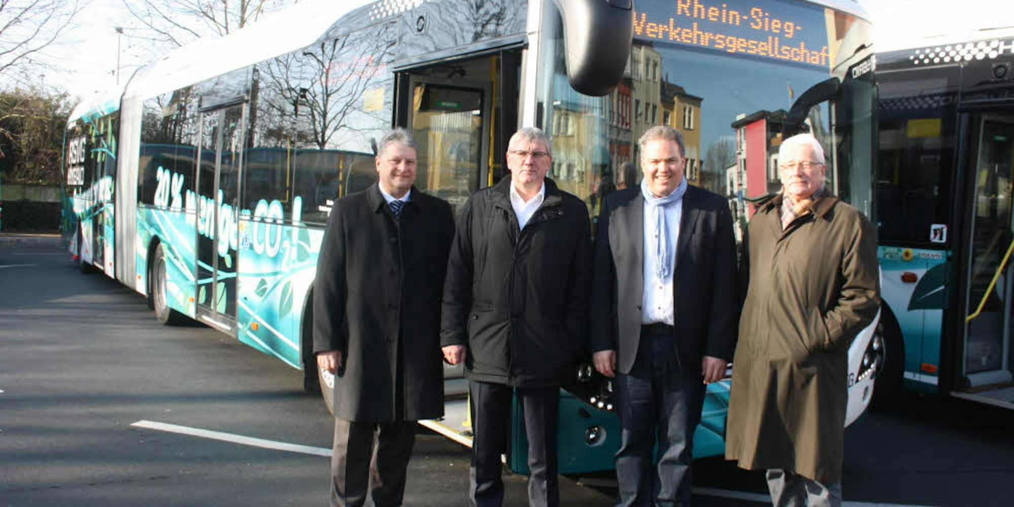 Am Siegburger Busbahnhof präsentierten RSVG-Geschäftsführer Michael Reinhardt, Landrat Sebastian Schuster, der Aufsichtsratsvorsitzende Marcus Kitz und Geschäftsführer Bernd Lescrinier (v. l.) die neuen Hybrid-Busse des Verkehrsunternehmens.